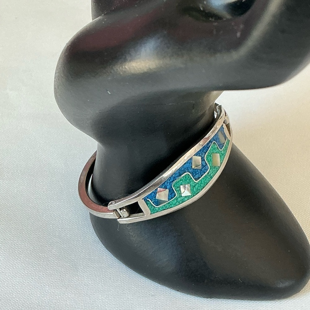 Taxco Sterling Silver Bracelet with Mother of Pearl and Crushed Malachite Inlay - Picture 3 of 8